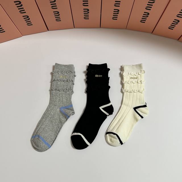 Special packaging Miumiu Miu Miu's new classic mid-length decorative socks! Thre