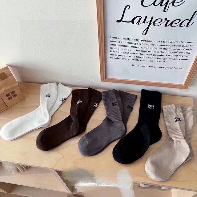 Special counter packaging Miumiu Miu Miu new mid-length embroidered pile socks!