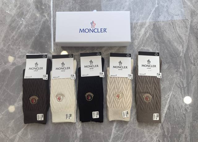 Special counter packaging Moncler's latest cashmere embroidered mid-length stack