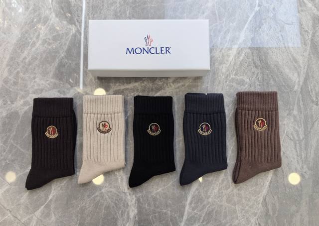 Special counter packaging Moncler's latest cashmere embroidered mid-length stack
