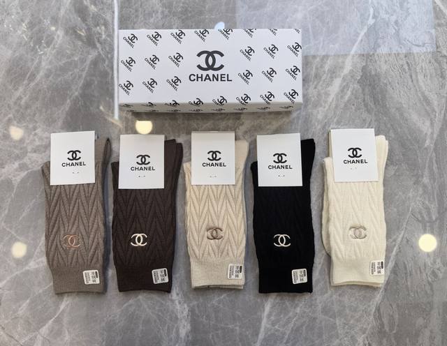 Special packaging Chanel's new cashmere embroidered mid-length stacked socks! Fi