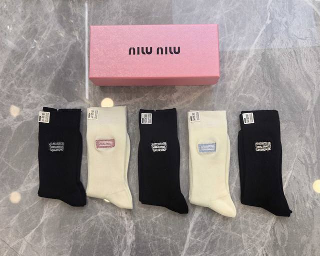 Special packaging Miumiu Miu Miu's new cashmere embroidered mid-length stacked s