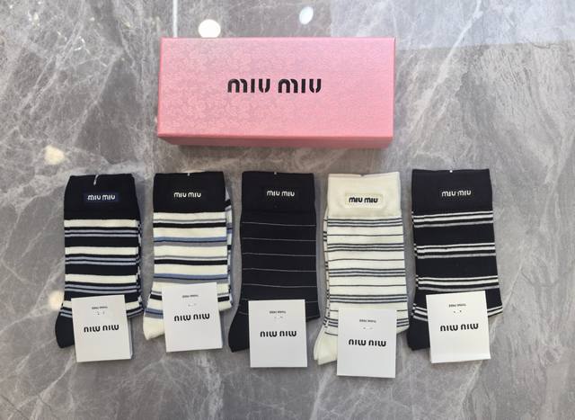 Special packaging Miumiu Miu Miu new embroidered mid-length stacked socks! Five