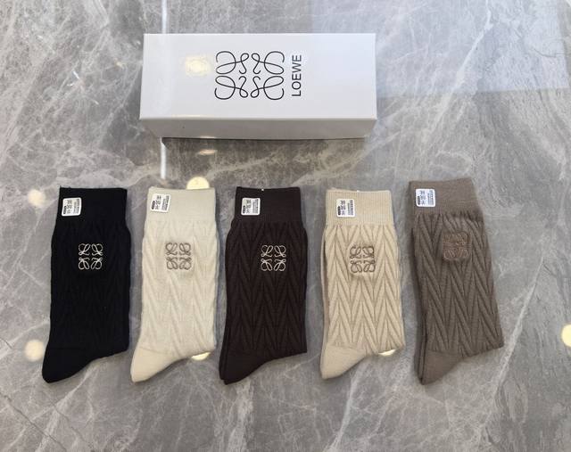 Special packaging Loewe's new cashmere mid-length stacked socks! Five pairs per