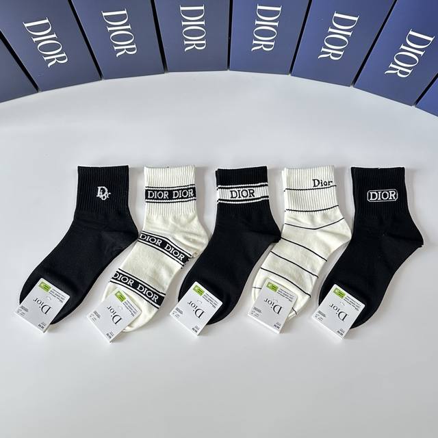Special packaging Dior's new classic mid-length stacked socks! Five pairs per bo