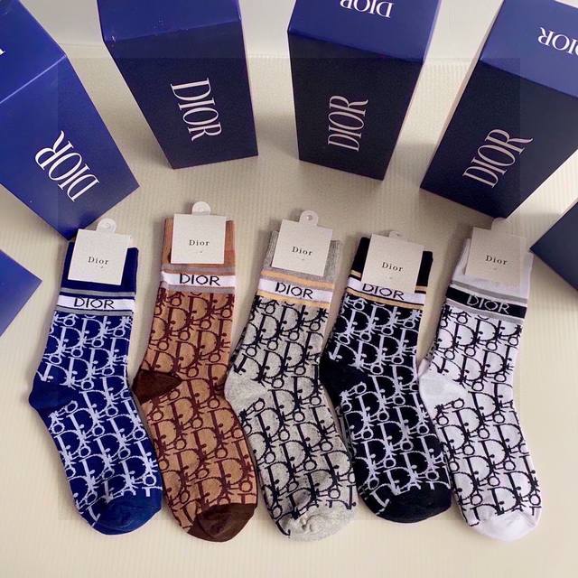 Special counter packaging Dior's new mid-length stacked socks! Five pairs per bo