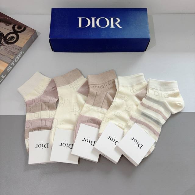 comes with packaging, 5 pairs per box. Dior bamboo cotton material socks are a