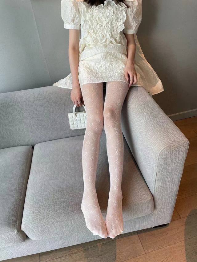 Comes with packaging: 1 pair per box Lv Louis Vuitton's popular letter fishnet