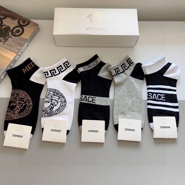 comes with packaging, one box contains five pairs of stockings. Versace, a Euro