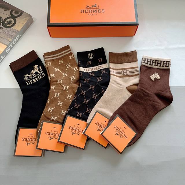 Comes with a box of 5 pairs of Hermes high-end mid-calf socks. Super soft and f