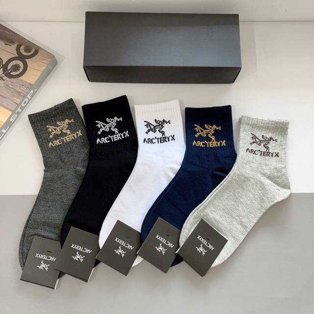 comes with 5 pairs of Arc Teryx socks per box. Arc Teryx men's autumn and winte