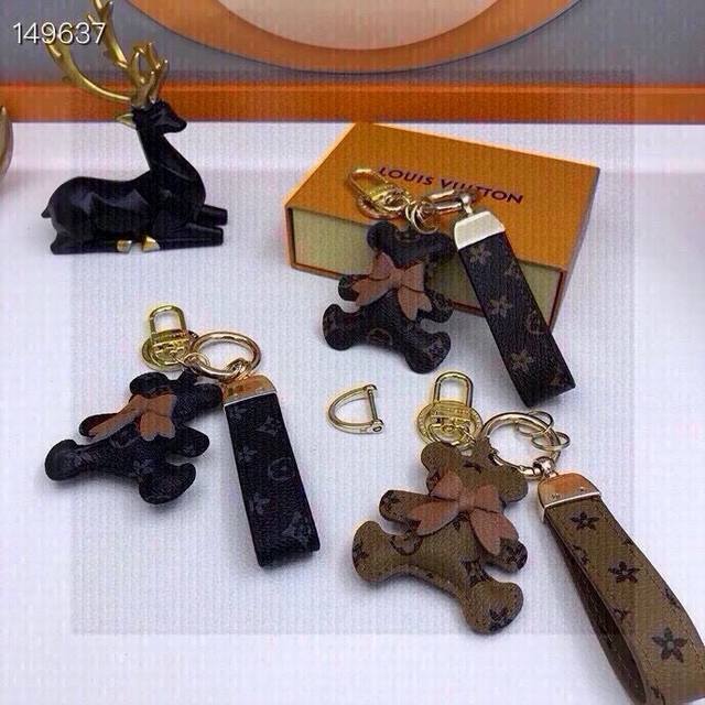 Original picture and packaging. Louis Vuitton bear bag charm and keychain. Perf