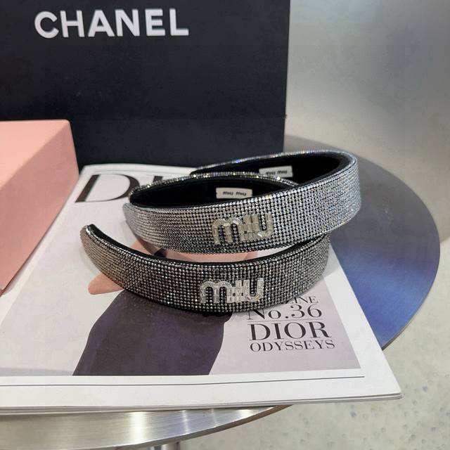 comes with a box Miumiu's new full diamond headband, simple and elegant, full o