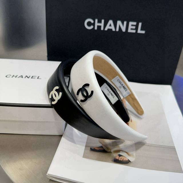 comes with a box. Chanel's latest headband. Simple, practical, and fashionable.