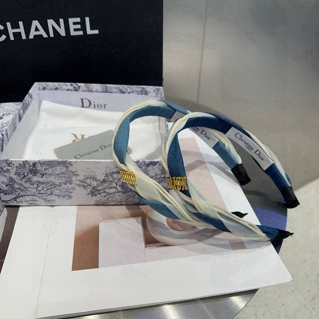 Comes with box. Dior's new CD headband is simple, practical, and stylish. Very