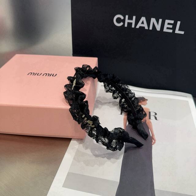 comes with a box Miumiu's new lace headband, simple and elegant, practical and