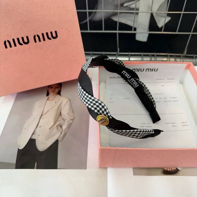 comes with a box Miumiu's new houndstooth letter headband, simple and elegant,