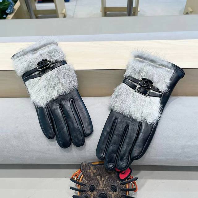 Chanel Chanel Autumn and Winter Short Lazy Rabbit Fur Gloves are worth comparing