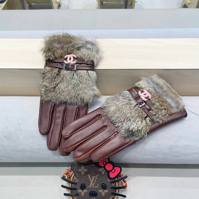 Chanel Chanel Autumn and Winter Short Lazy Rabbit Fur Gloves are worth comparing