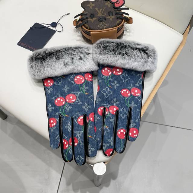 Lv Louis Vuitton 2025 Cherry Autumn/Winter Lazy Rabbit Sheepskin Gloves for Mobi