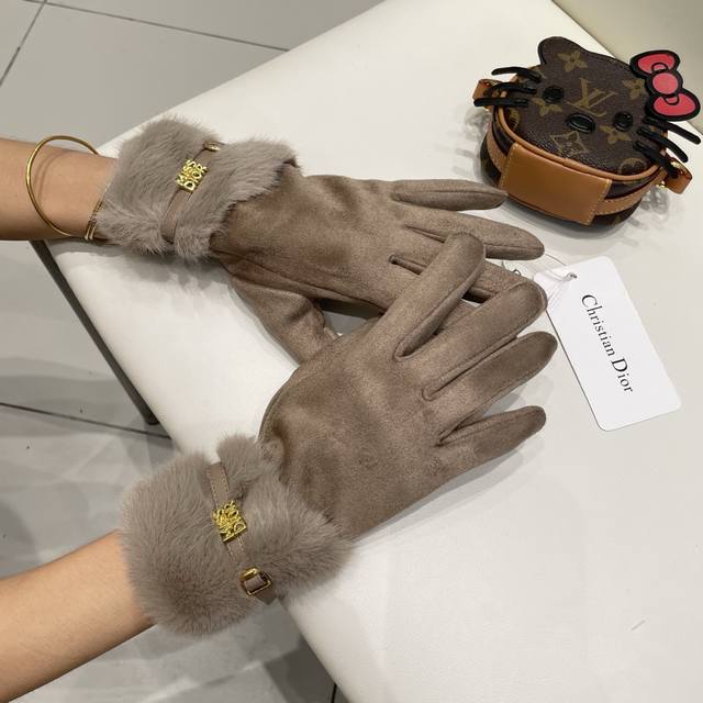 Dior wool gloves are worth comparing the same style with different qualities. Th