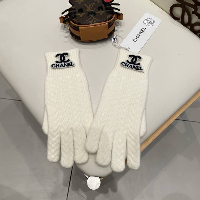 with packaging. Popular Chanel autumn and winter wool knitted gloves in solid c