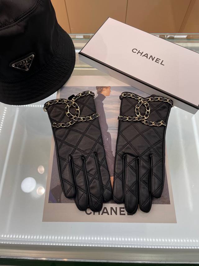Chanel's latest chain fully hand-woven double C touch screen gloves, made of imp