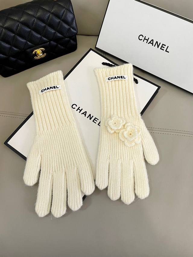 Chanel's new wool gloves are softer, more delicate, and skin-friendly, with bet