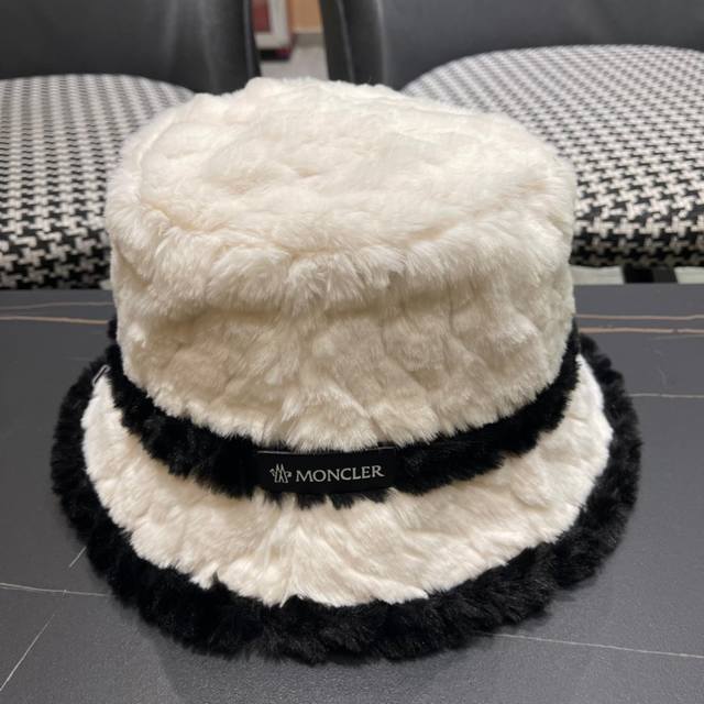 Moncler's new autumn and winter plush thickened bucket hat is super popular and