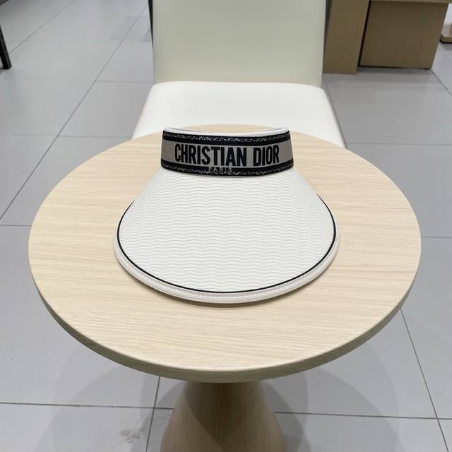 Dior's new hollow hatA sun hat that you will fall in love with at first sight. I