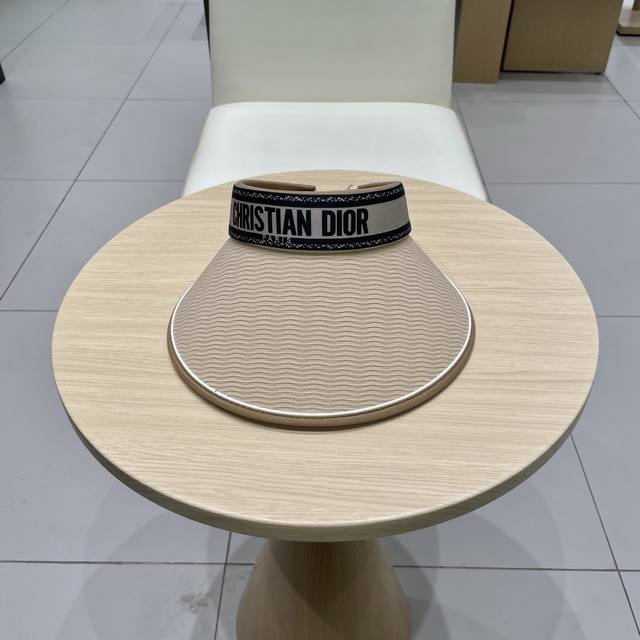 Dior's new hollow hatA sun hat that you will fall in love with at first sight. I