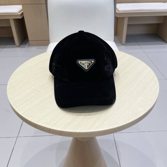 Prada triangle logo baseball capThe design is very strong and refreshingThe head