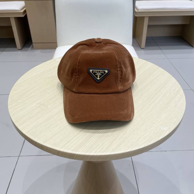 Prada triangle logo baseball capThe design is very strong and refreshingThe head
