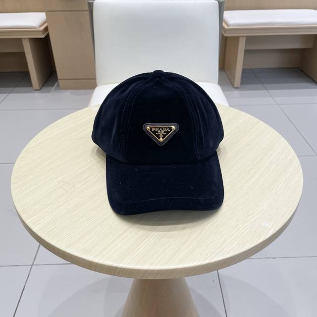 Prada triangle logo baseball capThe design is very strong and refreshingThe head