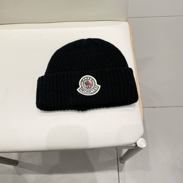 Moncler's classic knitted hat, a replica of the original. Very soft and skin-fri