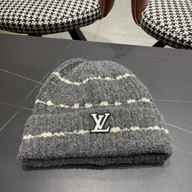 Lv Louis Vuitton hat makes the face look smaller and is suitable for square face