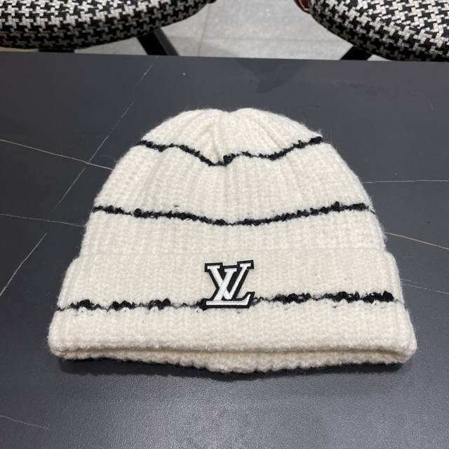 Lv Louis Vuitton hat makes the face look smaller and is suitable for square face