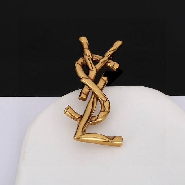 Ysl brooch, classic, luxurious, fashionable and versatile, just like a cocktail