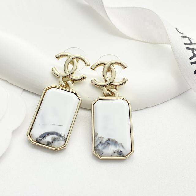 Chanel earrings are hot-selling and are available in the same Zp store. Chan 23