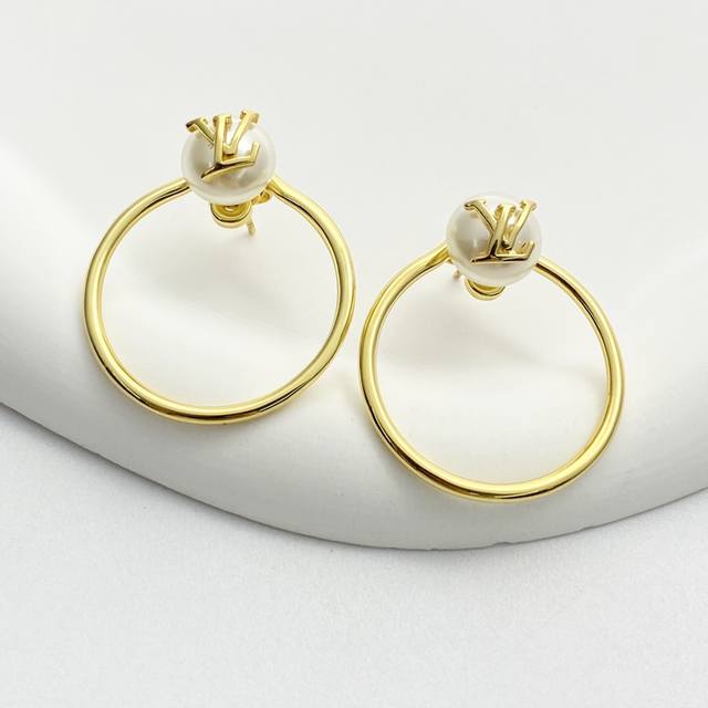 Lv earrings are hot-selling and are the latest in the market. Zp Lv circle lette