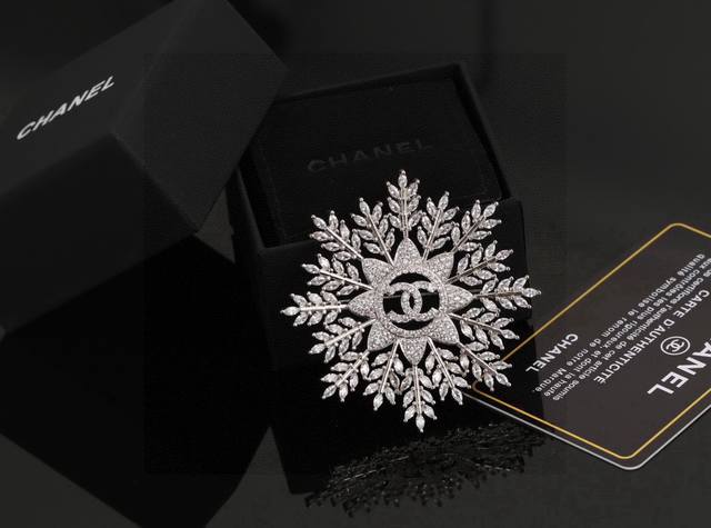 Chanel high-end snowflake double C brooch is the only one in the industry that i
