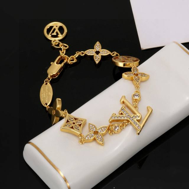 Heavy craftsmanship, Louis Vuitton letter bracelet adheres to the exquisite cra