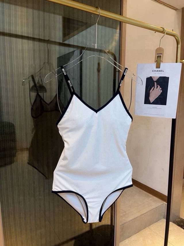 Miumiu bikini swimsuit is suitable for a variety of scenes.