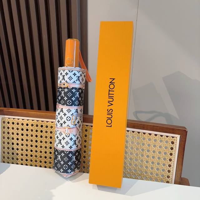 Louis Vuitton's new chain-link tri-fold automatic folding umbrella features a ne