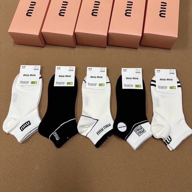 Special Miumiu Miu Miu new women's socks, one box of five pairs of jacquard clas