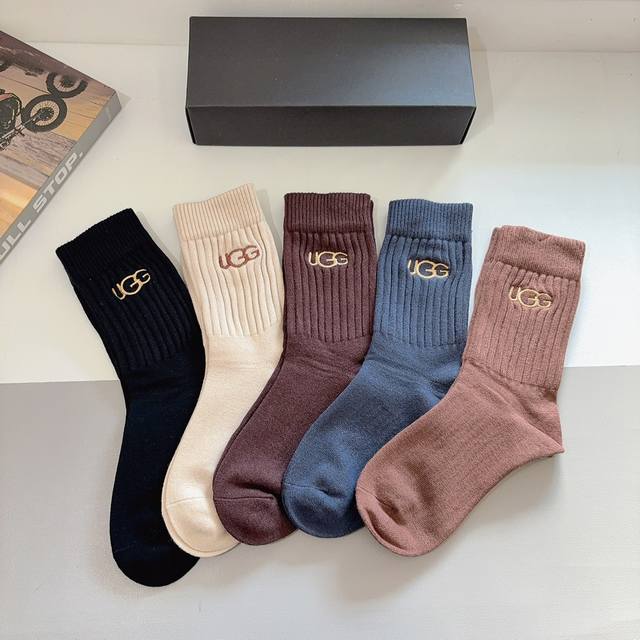 comes with packaging, 5 pairs per box. Ugg trendy brand high-end embroidered ca