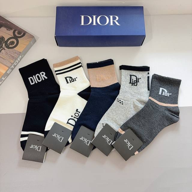 comes with packaging, 5 pairs per box Dior new letter men's mid-calf socks! Pop