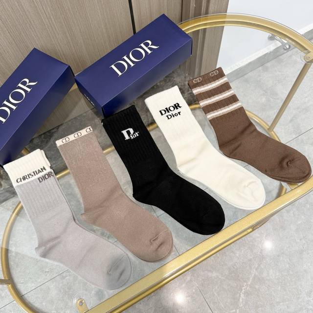 Comes with a box of five pairs of Dior high-end versions ~ They are so beautifu