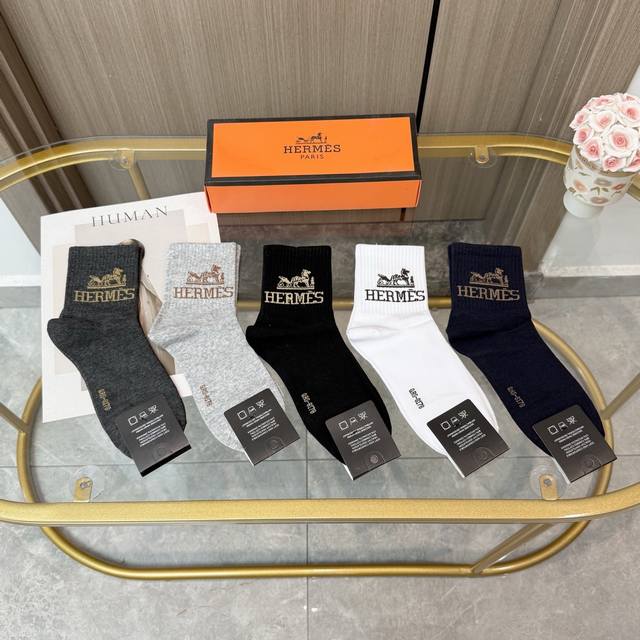 Comes in a box with five pairs of Herm