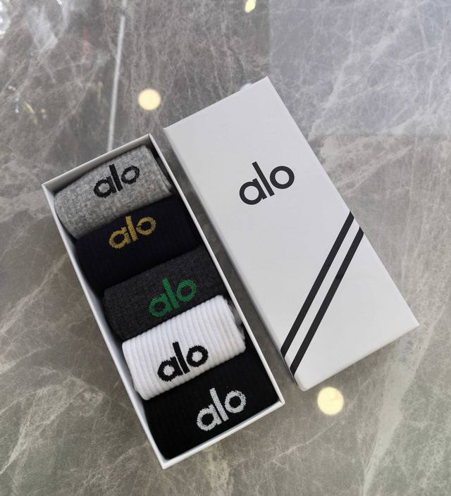 Special packaging Alo new mid-length tube-style stacked socks! Five pairs per bo